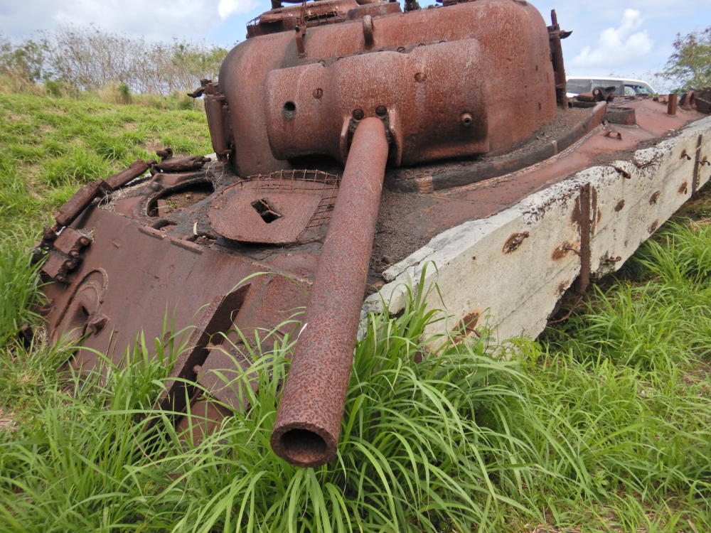 側面コンクリート補強のM4中戦車「シャーマン」残骸（硫黄島