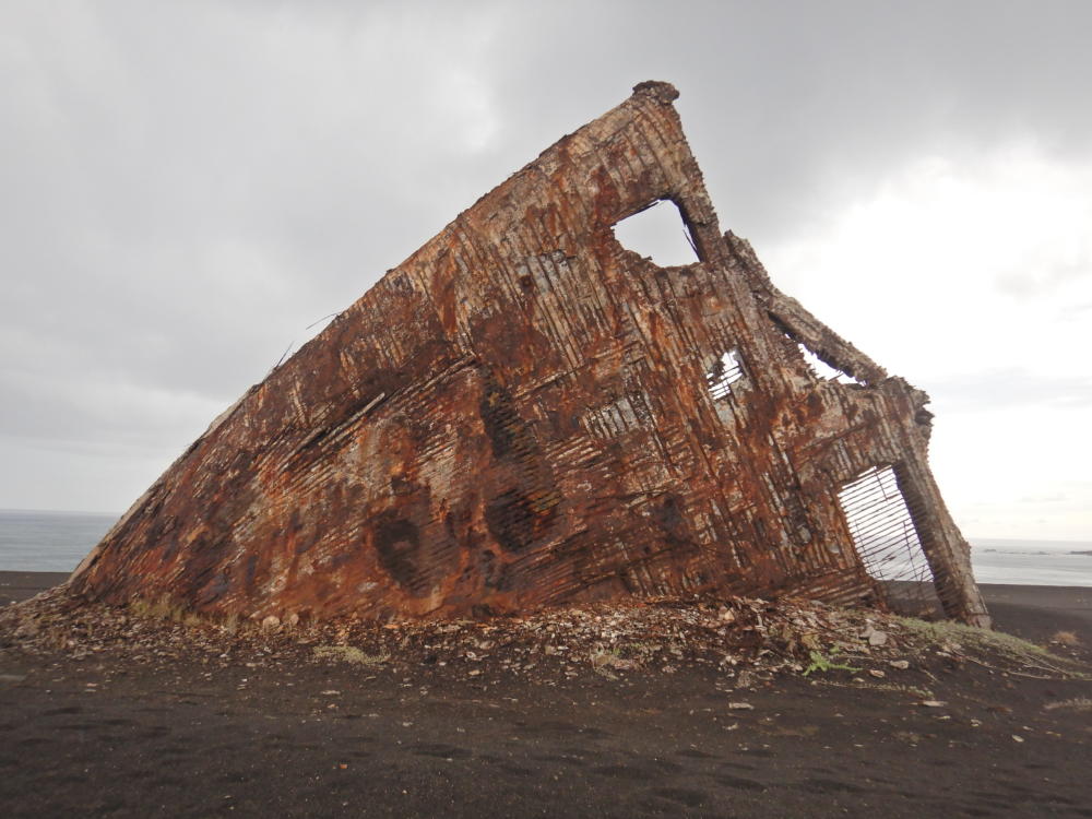 陸化したコンクリート船（その2）・・硫黄島西海岸 | 小笠原マルベリー