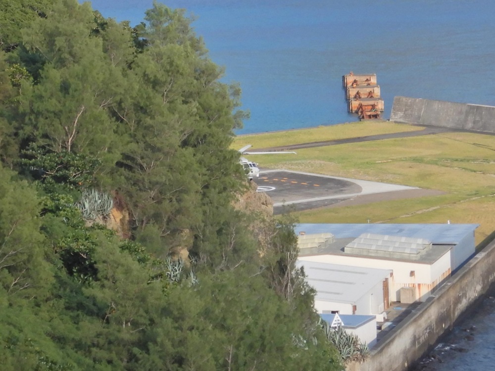 海上自衛隊ヘリコプターSH-60K、父島基地を飛び立つ | 小笠原マルベリー